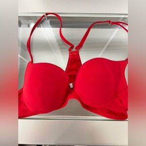 push-up style with underwire cups and adjustable straps. There is a small,